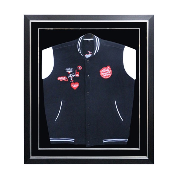 กรอบรูปโชร์เสื้อขาวพร้อมลายเซ็นนักร้องที่ชอบ